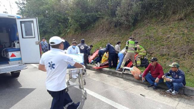 Bogotá Villeta Bus Se Volcó En El Kilómetro 30