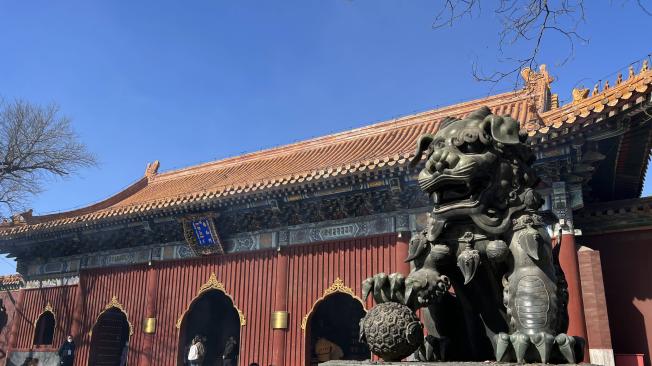 León de bronce en entrada del Templo Lama en Pekín