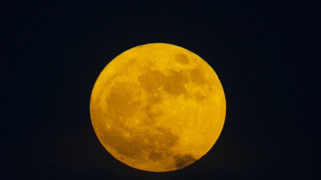 Fotografía que muestra la superluna azul en Santo Domingo.