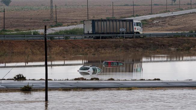 Vista de los daños provocados por las lluvias en el kilómetro 117 de la A40 en Bargas (Toledo), este lunes.