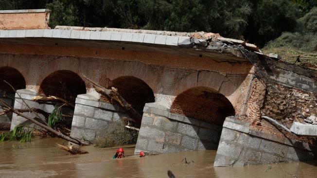 Uno de los desaparecidos tras caer un coche la madrugada de este lunes al río Alberche a su paso por la localidad madrileña de Aldea de Fresno, un menor de 10 años, ha sido localizado con vida.