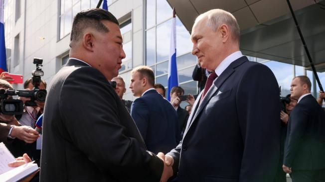 El presidente ruso Vladimir Putin saluda al líder norcoreano Kim Jong-un durante la visita al cosmódromo de Vostochny.