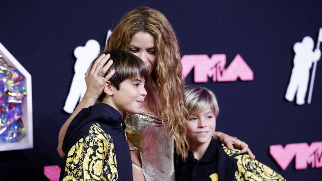 Shakira con sus hijos, Milán y Sasha.