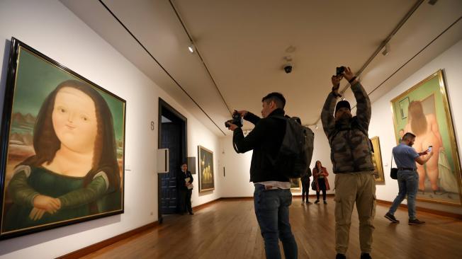 Cientos de personas visitan hoy 16 de septiembre del 2023 el museo Botero , personal del museo deja un ofrenda en una de sus esculturas por fallecimiento del artista colombiano . Foto MAURICIO MORENO EL TIEMPO CEET
