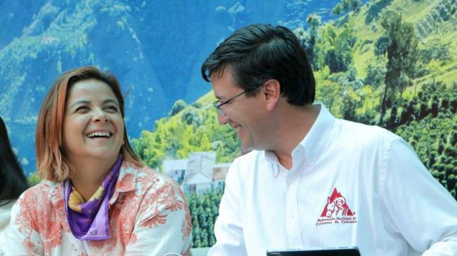 La ministra de Agricultura, Jhenifier Mojica, y el gerente de la Federación Nacional de Cafeteros, Germán Bahamón.