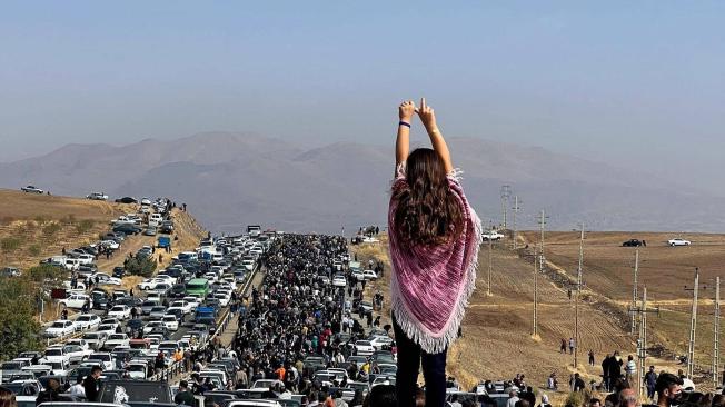 Miles de personas se dirigieron en 2022 al cementerio de Aichi, en Saqez, la ciudad natal de Mahsa Amini, para conmemorar los 40 días de su muerte.