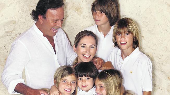 Julio Iglesias con su esposa Miranda y sus cinco hijos