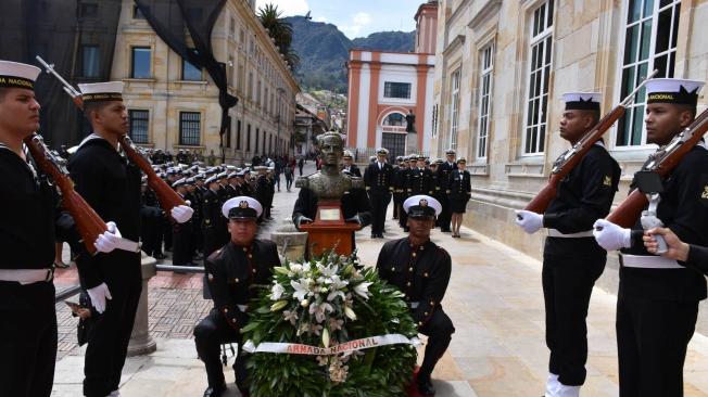 Ofrenda floral en la Plaza de Bolívar, donde fue fusilado el máximo Héroe Naval de Colombia.