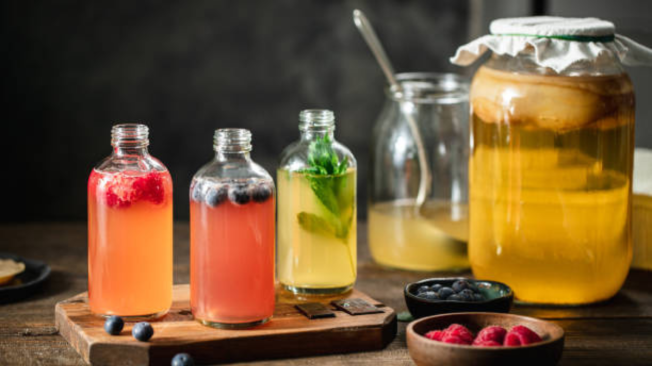 La kombucha viene en una amplia variedad de sabores, desde frutas hasta hierbas y especias, gracias a la adición de ingredientes durante la fermentación.