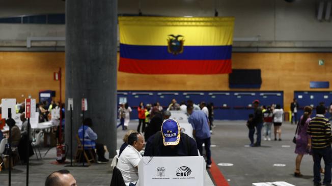 Mesas de votación en la segunda vuelta de las elecciones de Ecuador.