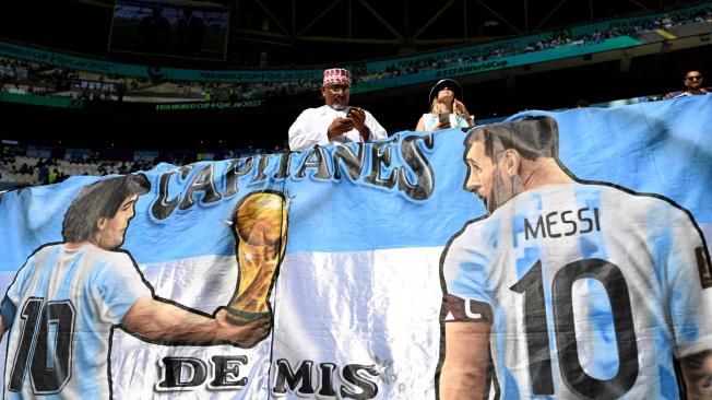 Pancarta con imágenes de Maradona y Messi.