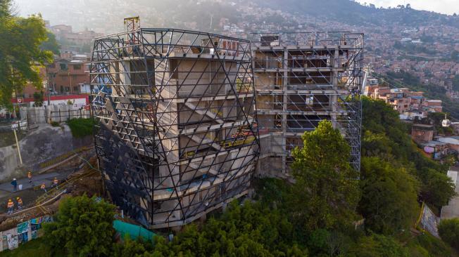 En la Biblioteca España comenzó la instalación de los 777 paneles geométricos de este icónico lugar.