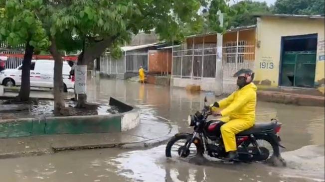 Cuatro colegios que son puestos de votación están inundados por las fuertes lluvias de las últimas horas