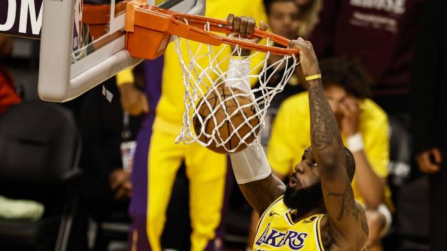 LeBron James anotando con LA Lakers.