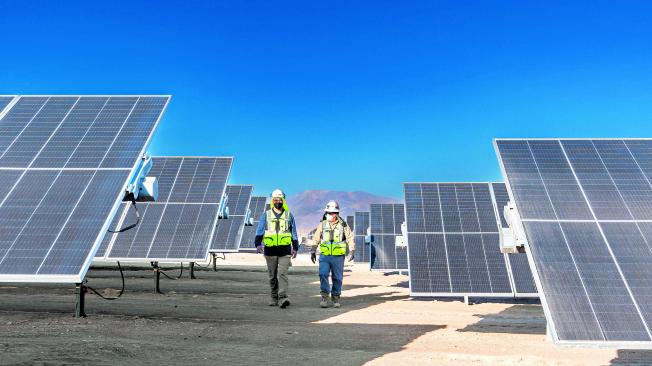 Al ser una región con luz solar y vientos la mayor parte del año, y en algunas zonas abundante en agua, América Latina podría convertirse en una potencia de energía limpia, competitiva en energía solar, eólica e hidráulica e, incluso, de hidrógeno. En la foto, una planta solar en el desierto de Atacama, en Chile.