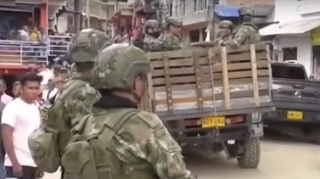 Los militares fueron subidos a varias camionetas y sacados de El Plateado.