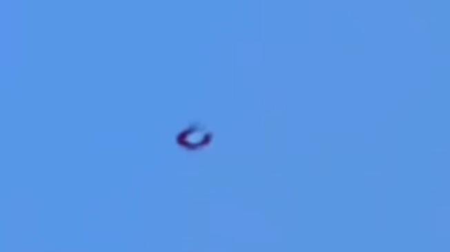 En el video se observa una bola morada debajo de la supuesta nave.