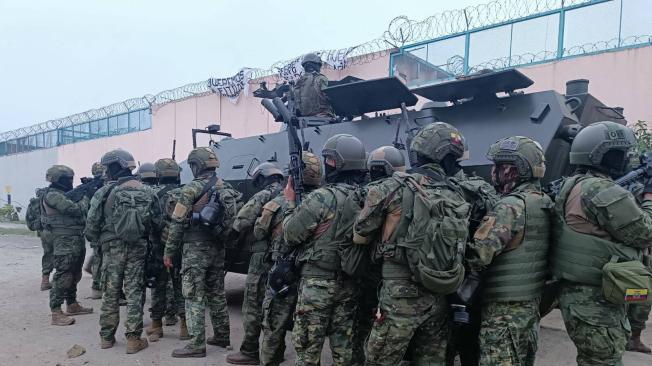 Prisión penitenciaria Litoral durante una operación policial en Guayaquil, Ecuador.