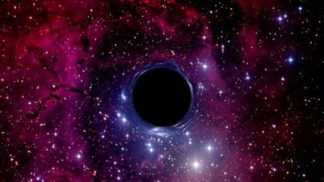 Los agujeros negros son tan densos que su gravedad es tan intensa que ni siquiera la luz puede escapar, haciendo que sean prácticamente invisibles.