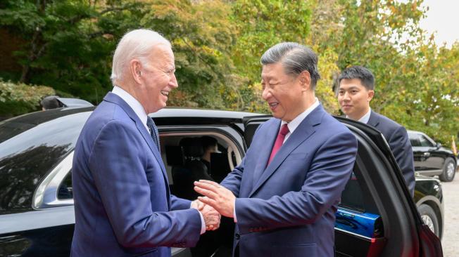 El presidente estadounidense Joe Biden (i) despide al presidente chino Xi Jinping tras la reunión en San Francisco.