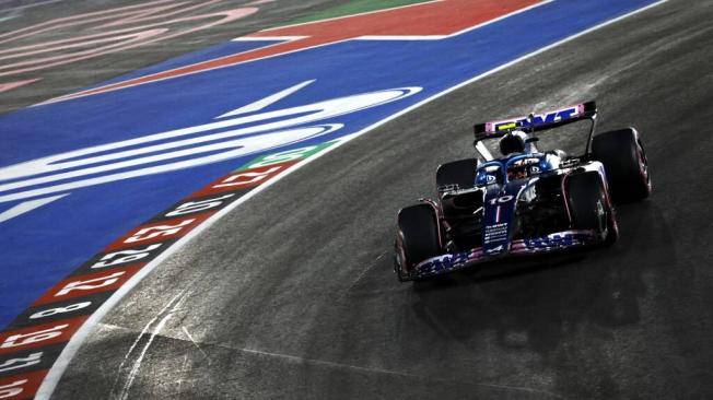 Pierre Gasly de Francia conduciendo el (10) Renault Alpine F1 A523 en la pista durante la práctica.