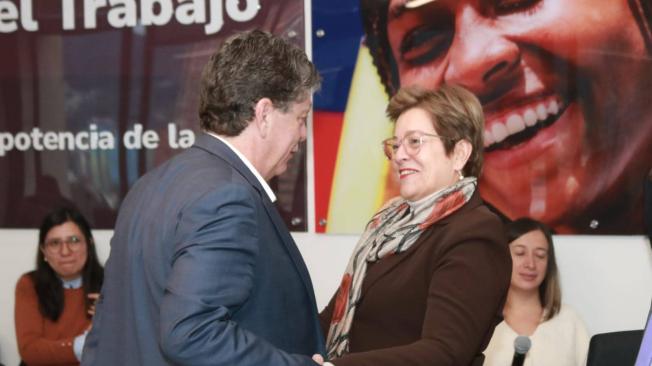 Bruce Mac Master, presidente de la Andi, y la ministra de Trabajo, en la instalación de la mesa de concertación laboral.