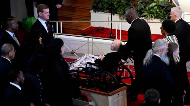El ex presidente estadounidense Jimmy Carter sale del servicio de homenaje a la ex primera dama estadounidense Rosalynn Carter.