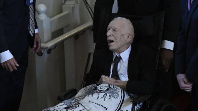 El expresidente de EE.UU. Jimmy Carter llega al servicio de homenaje a la exprimera dama de EE.UU. Rosalynn Carter.