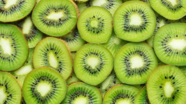 El kiwi es una de las fruta con altas cantidades de vitamina C.