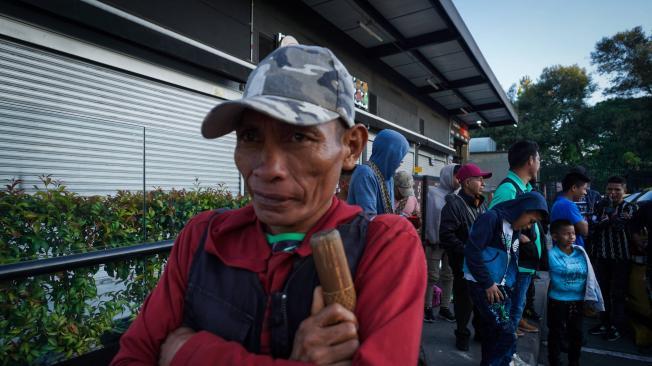 Indígenas Embera de la comunidad la meseta del Chocó  llegan a Bogotá desplazados por la violencia , 48 familias con 150 personas , víctimas de  enfrentamientos entre grupos armados, piden reunirse con el presidente Gustavo Petro para tener garantías para devolverse a sus tierras . Bogotá 4 de diciembre del 2023.