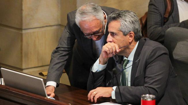 Los ministros  Jaramillo y Velasco durante el debate de reforma de la salud.