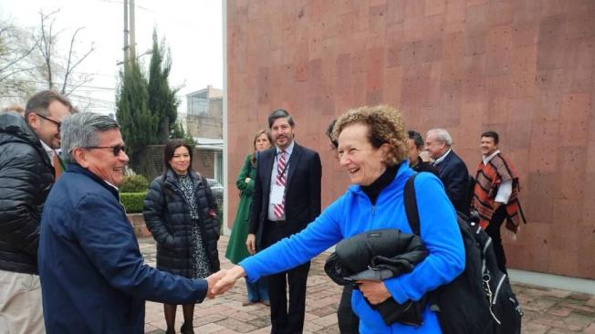 Vera Grabe saludando a Pablo Beltrán, jefe de delegacióndel Eln.