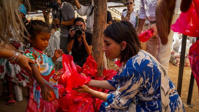 Laura Sarabia, directora de Prosperidad Social, entregando regalos a los niños en el marco de la Misión La Guajira.
