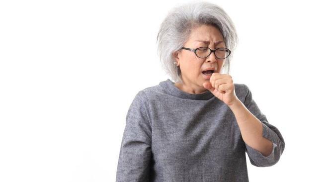 La tos y la falta de aire pueden ser uno de los síntomas.