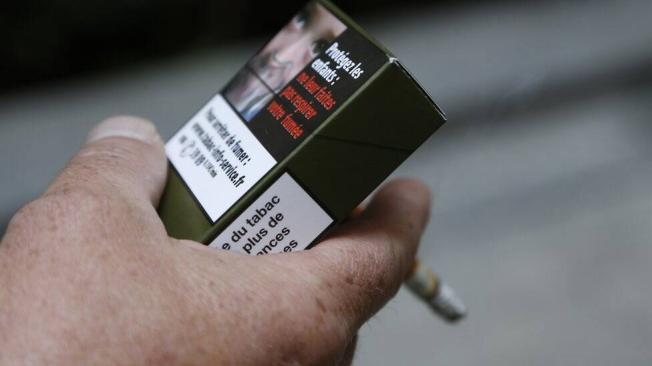 Una de las medidas de la lucha contra el tabaquismo es que los paquetes de cigarrillos lleven inscripciones sobre los efectos negativos para la salud.