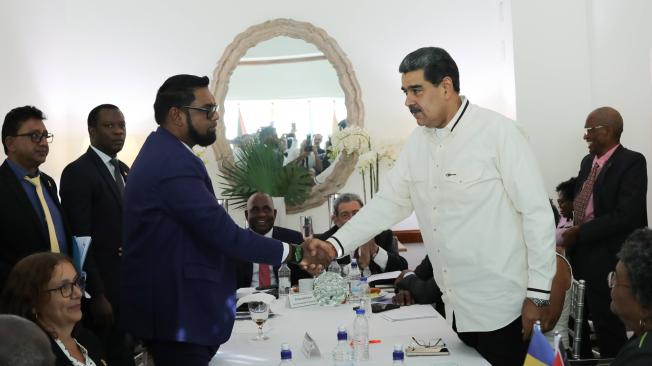 Irfaan Ali y Nicolás Maduro.