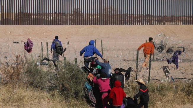 Migrantes llegan a la frontera entre México y Estados Unidos por Ciudad Juárez.