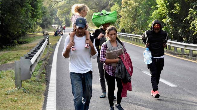 Caravana de migrantes que avanza hacia la frontera con Estados Unidos.