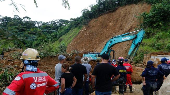 Remoción de tierra por deslizamiento en vía Quibdó - Medellín en Chocó.