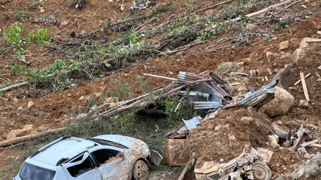 Remoción de tierra por deslizamiento en vía Quibdó - Medellín en Chocó.