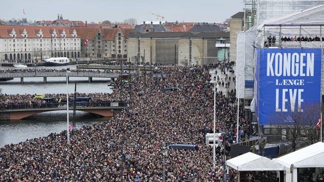 La gente se reúne en la plaza del palacio de Christiansborg durante el cambio de trono en Copenhague.