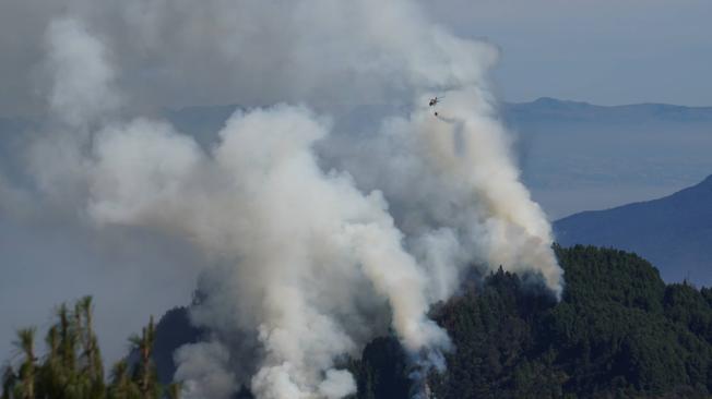 Contaminación Bogotá incendios cerros orientales  Este es el panorama que se puede observar en estos momentos desde el cerro de Guadalupe de la contaminación que se está dando por el incendio en los cerros orientales . Foto @mauriciomorenofoto / MAURICIO MORENO CEET