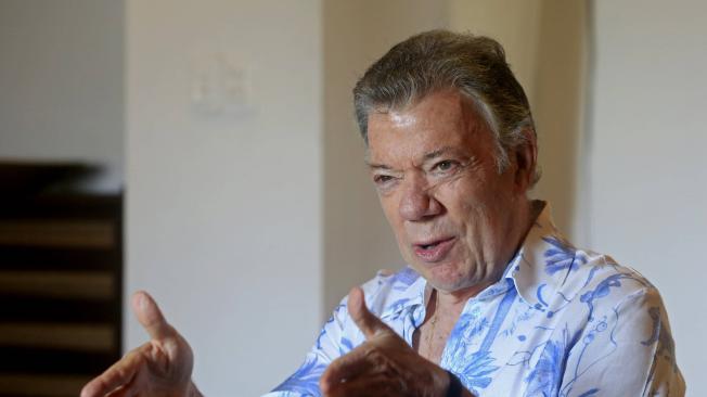 El ex presidente de Colombia Juan Manuel Santos habla durante una entrevista con EFE, el 28 de enero de 2024, en Cartagena (Colombia).