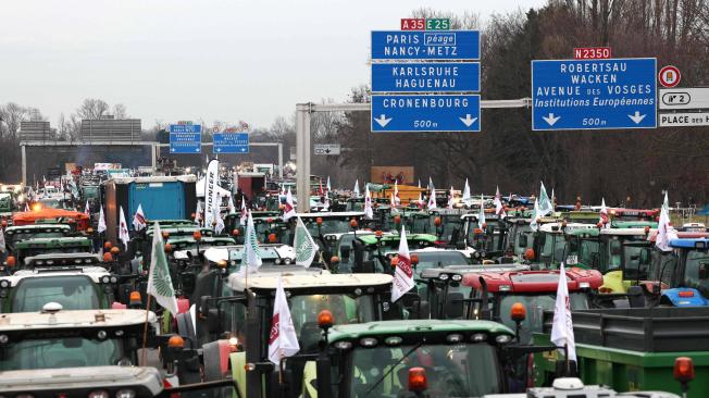 Agricultores en Francia participan en una protesta convocada por sindicatos.