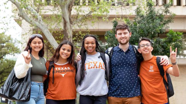 Estudiante de Texas insiste en la 'Graduación Negra': ¿qué es y por qué