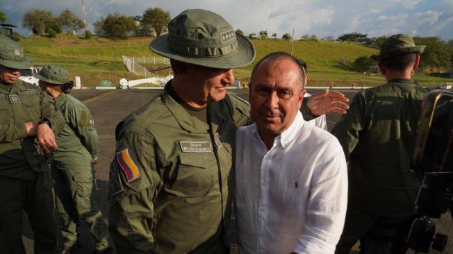 El general William René Salamanca brinda apoyo al alcalde de Tulua Gustavo Vélez Román, quien es amenazado por bandas delincuenciales que operan en la región.