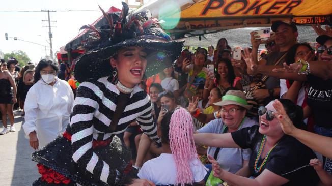 Desfile tradicional de la Carrera 54 sobre la despedida de Joselito Carnaval. De esta manera, Samia maloof, reina infantil, MElissa Cure, reina del caranval de Barranquilla, y Juventino Ojito, Rey Momo, despden la fiesta.