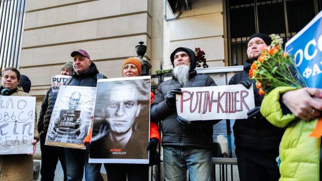 Manifestación en Nueva York, en protesta por la muerte de Alexéi Navalni. En los letreros culpan del hecho al presidente Putin.
