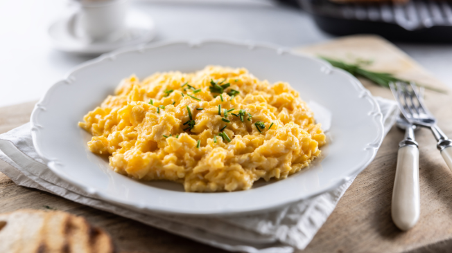 Huevos revueltos esponjosos con leche.