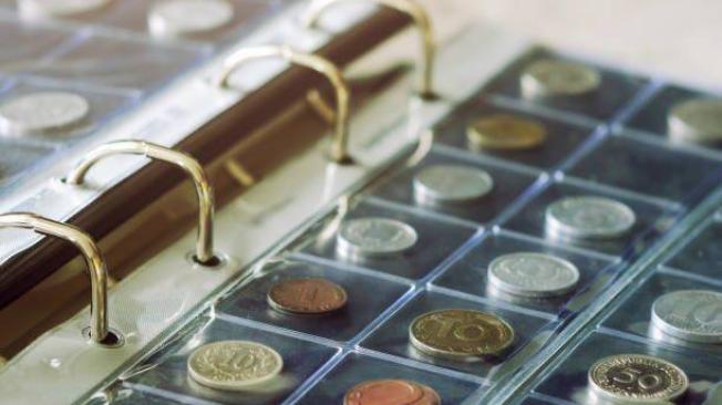 Un coleccionista de monedas guardó más de 1.000 monedas.